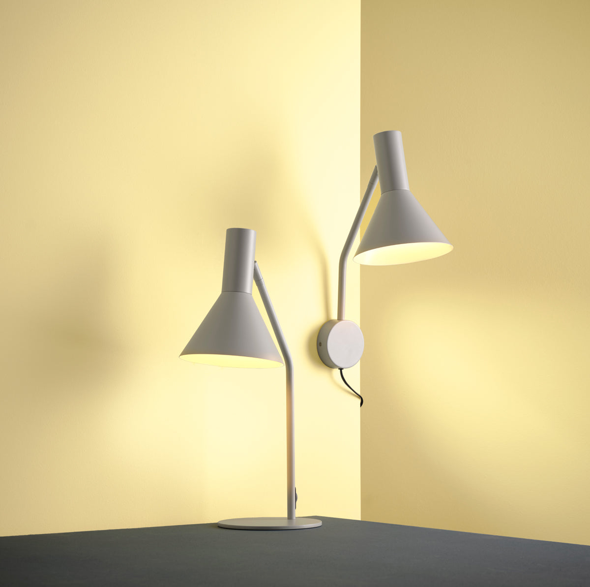 FRANDSEN - Lätt vägglampa - matt grå