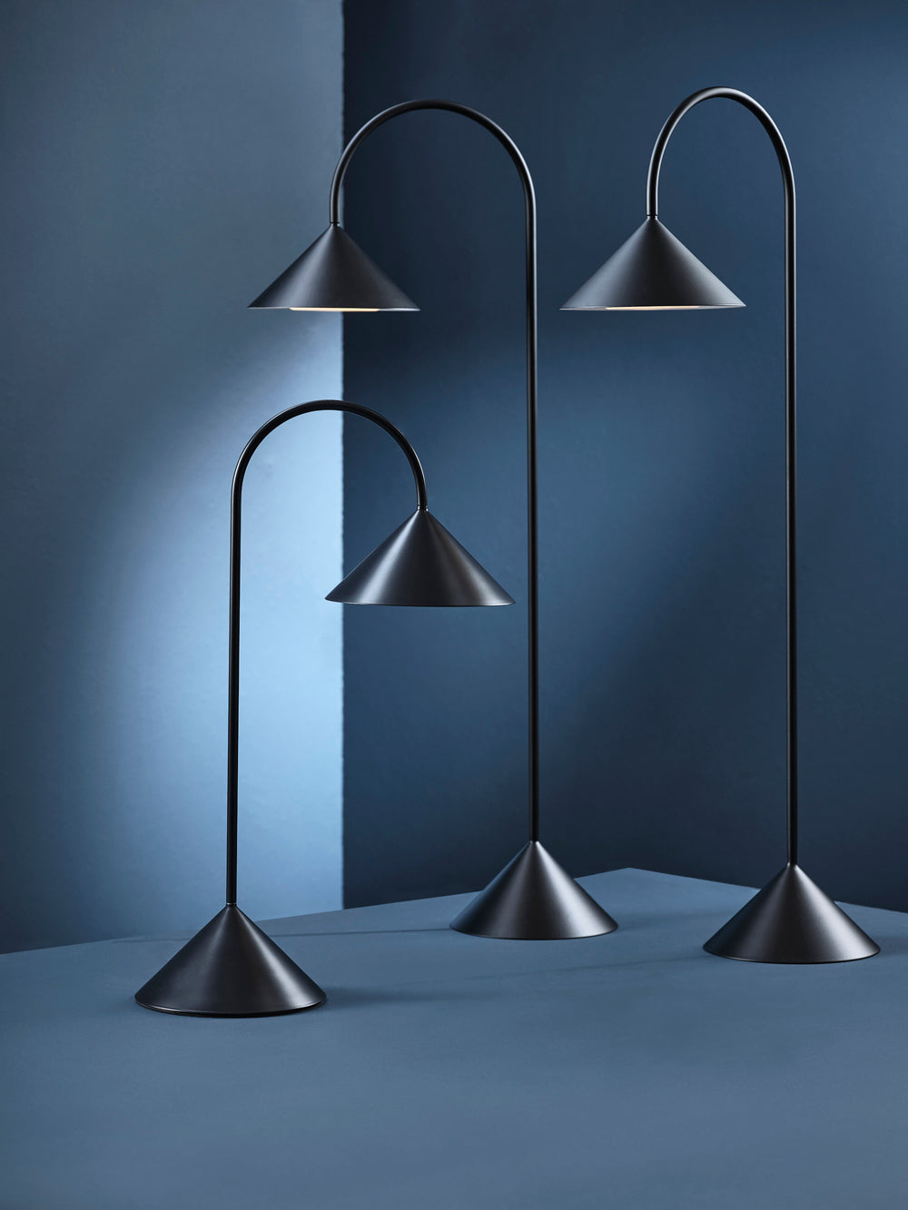 Grasp bordlampen i sort i begge højder