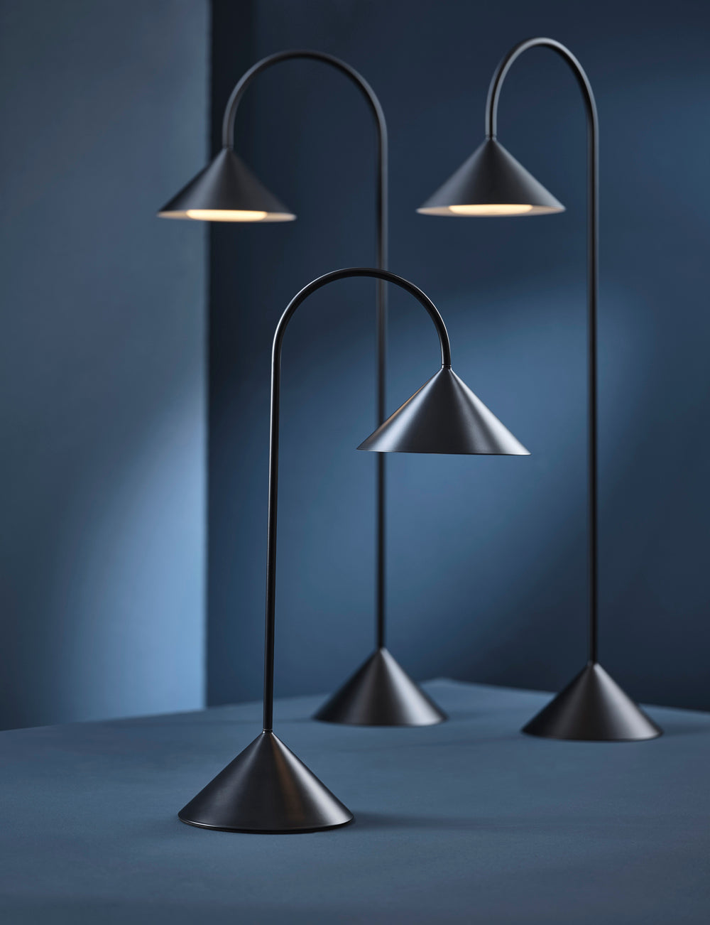 Grasp bordlampen i sort i begge højder - Bestil hos Lampeexperten