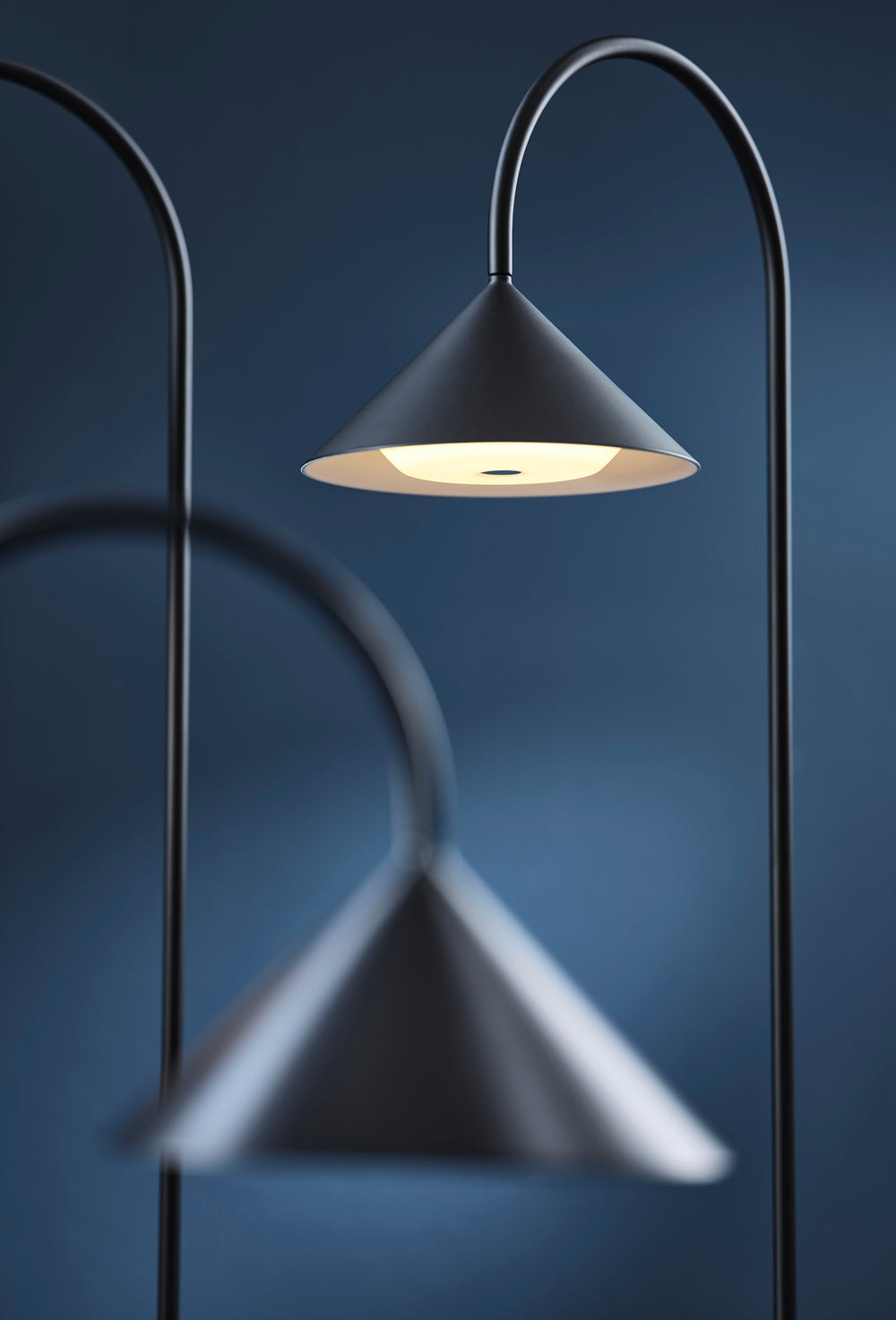 Grasp bordlampen i begge højder i sort