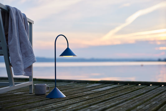 Grasp bordlampen i petroleumsblå på badebro