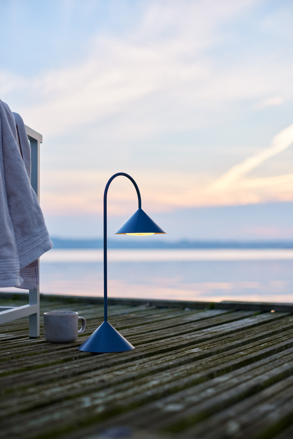 Grasp bordlampen i petroleumsblå på badebro