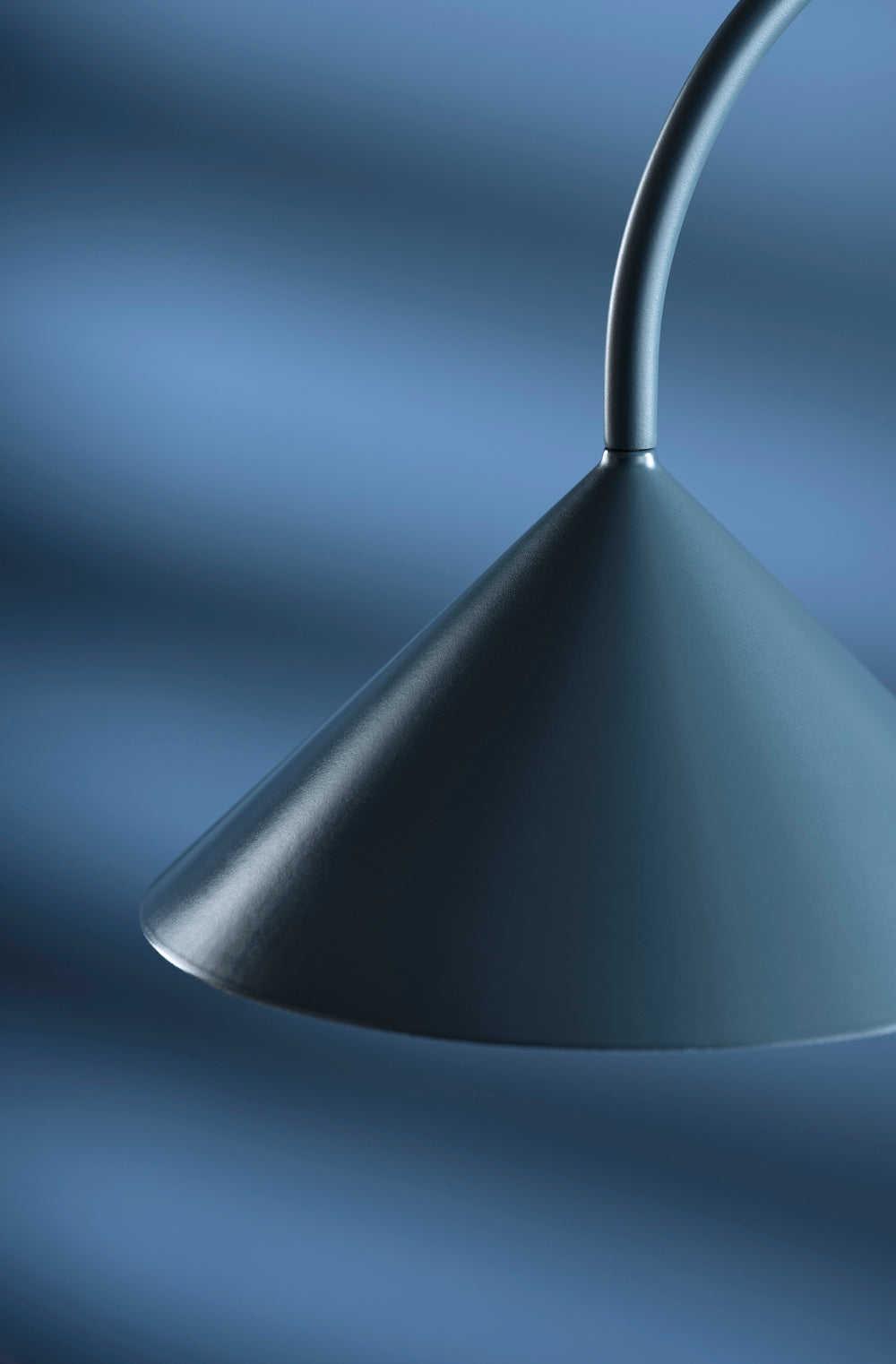 Grasp bordlampen i petroleumsblå tæt på