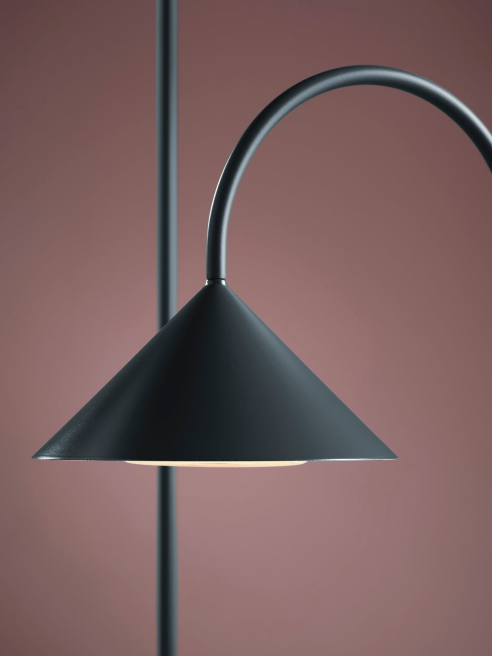 Grasp hos Lampeexperten i petroleumsblå tæt på