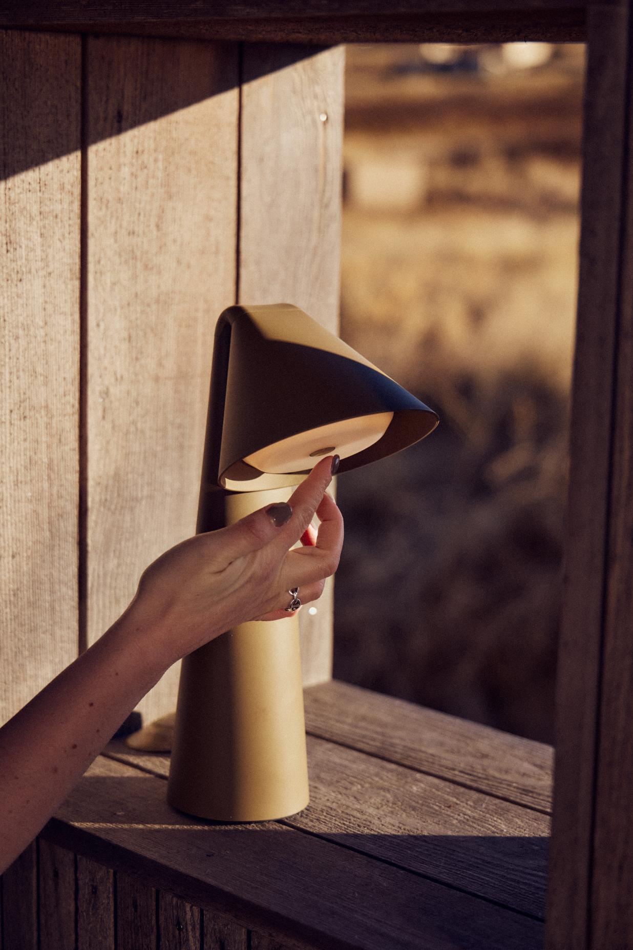 Frandsen Ami Genopladelig bordlampe - Olive Stone