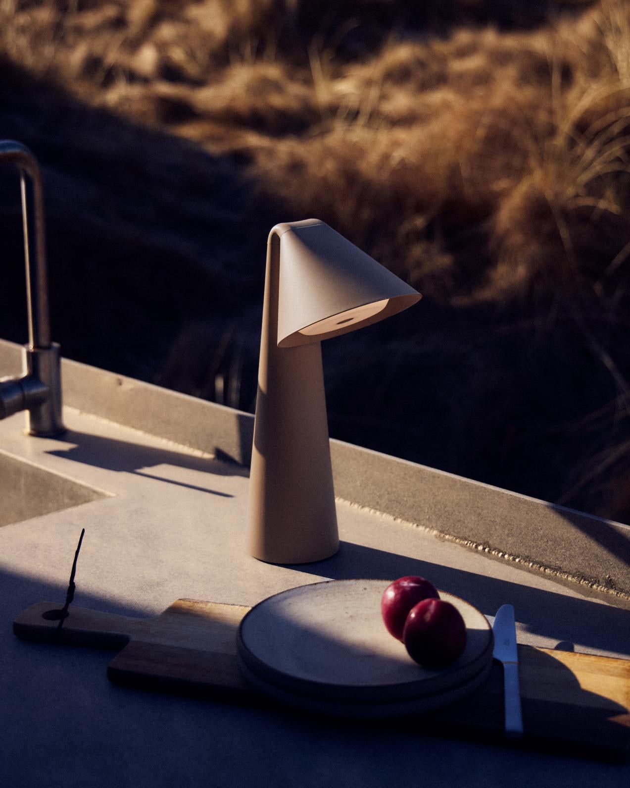 Frandsen Ami Genopladelig bordlampe - Olive Stone