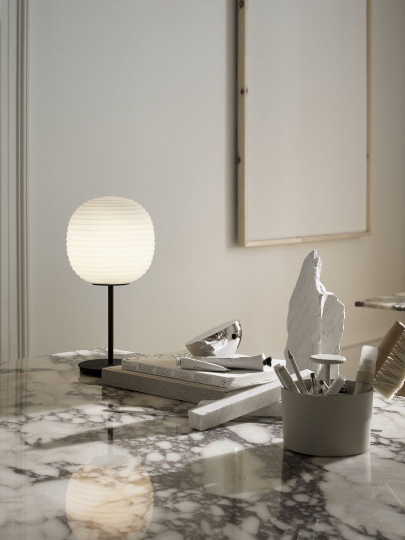 New Works Lantern Bordlampe Lille Ø20 - Hvid/Sort Base