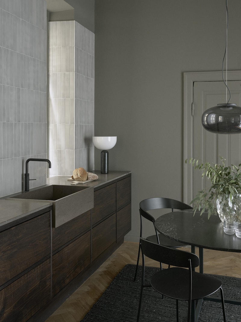 New Works Kizu Bordlampe Stor - Sort Marble