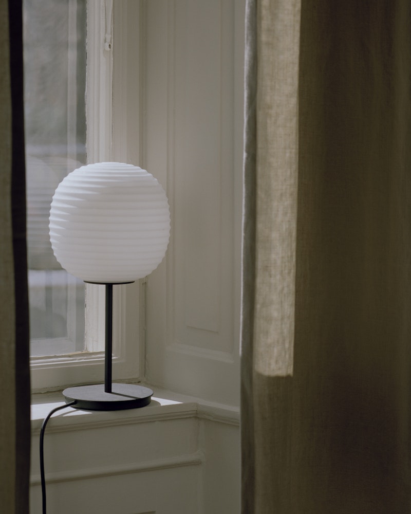New Works Lantern Bordlampe Lille Ø20 - Hvid/Sort Base