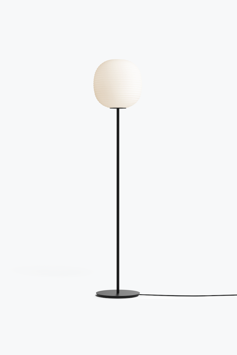 New Works Lantern Gulvlampe Ø30 - Hvid/Sort Base