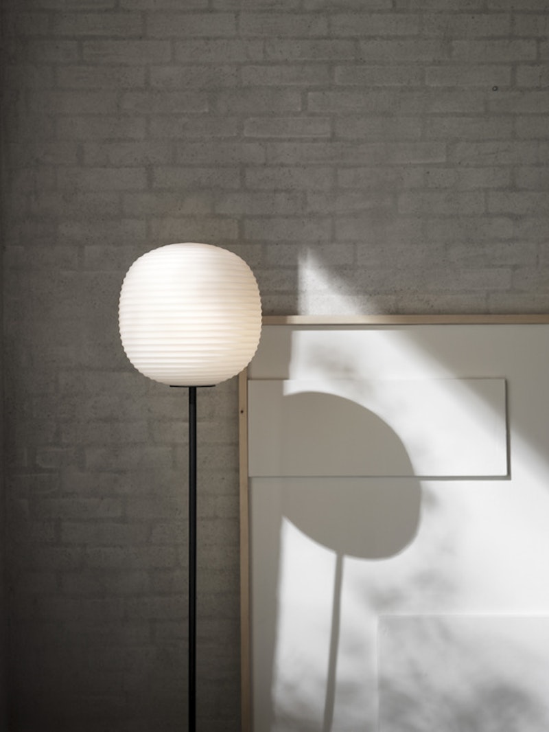 New Works Lantern Gulvlampe Ø30 - Hvid/Sort Base