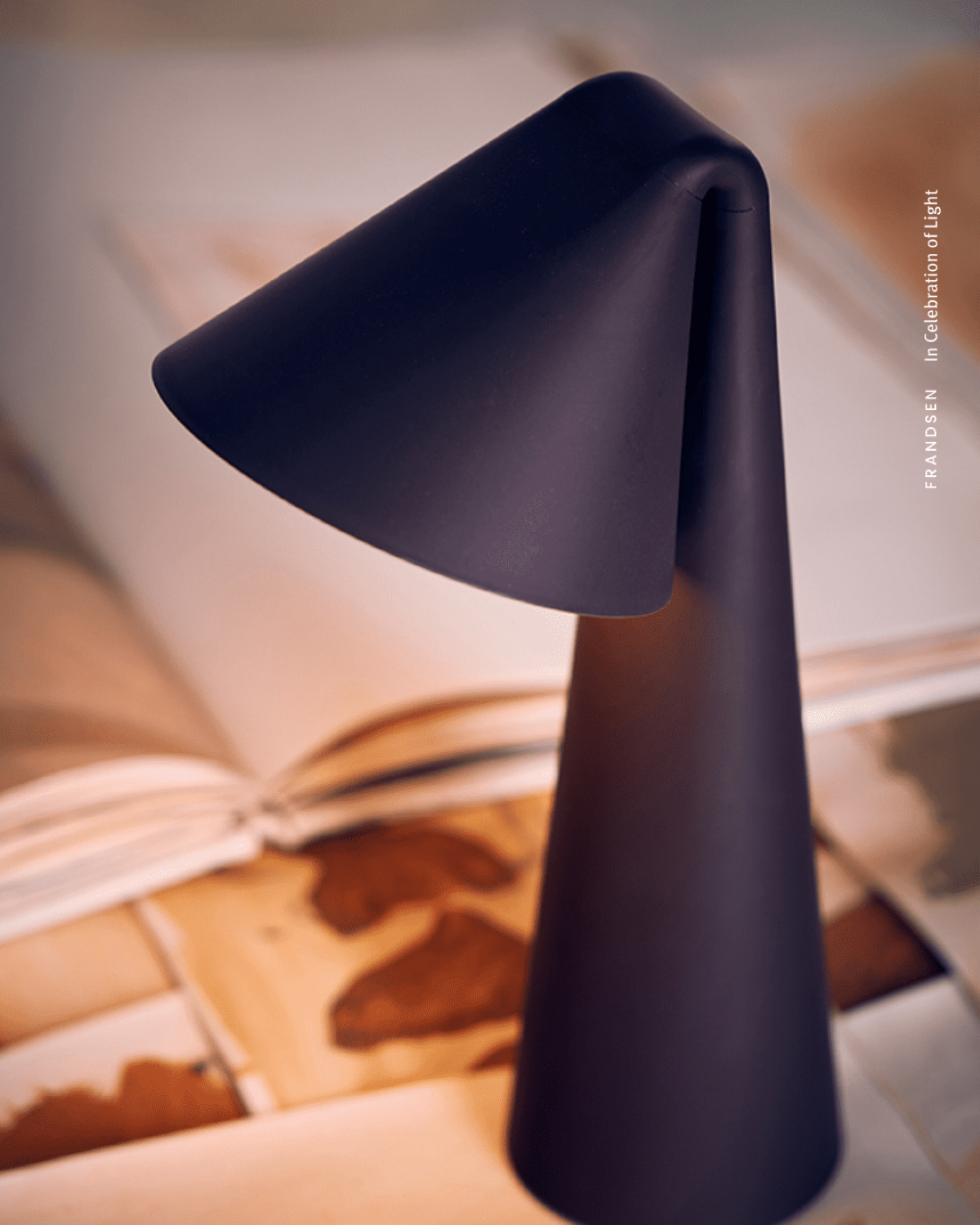 Frandsen Ami Genopladelig bordlampe - Chokolade