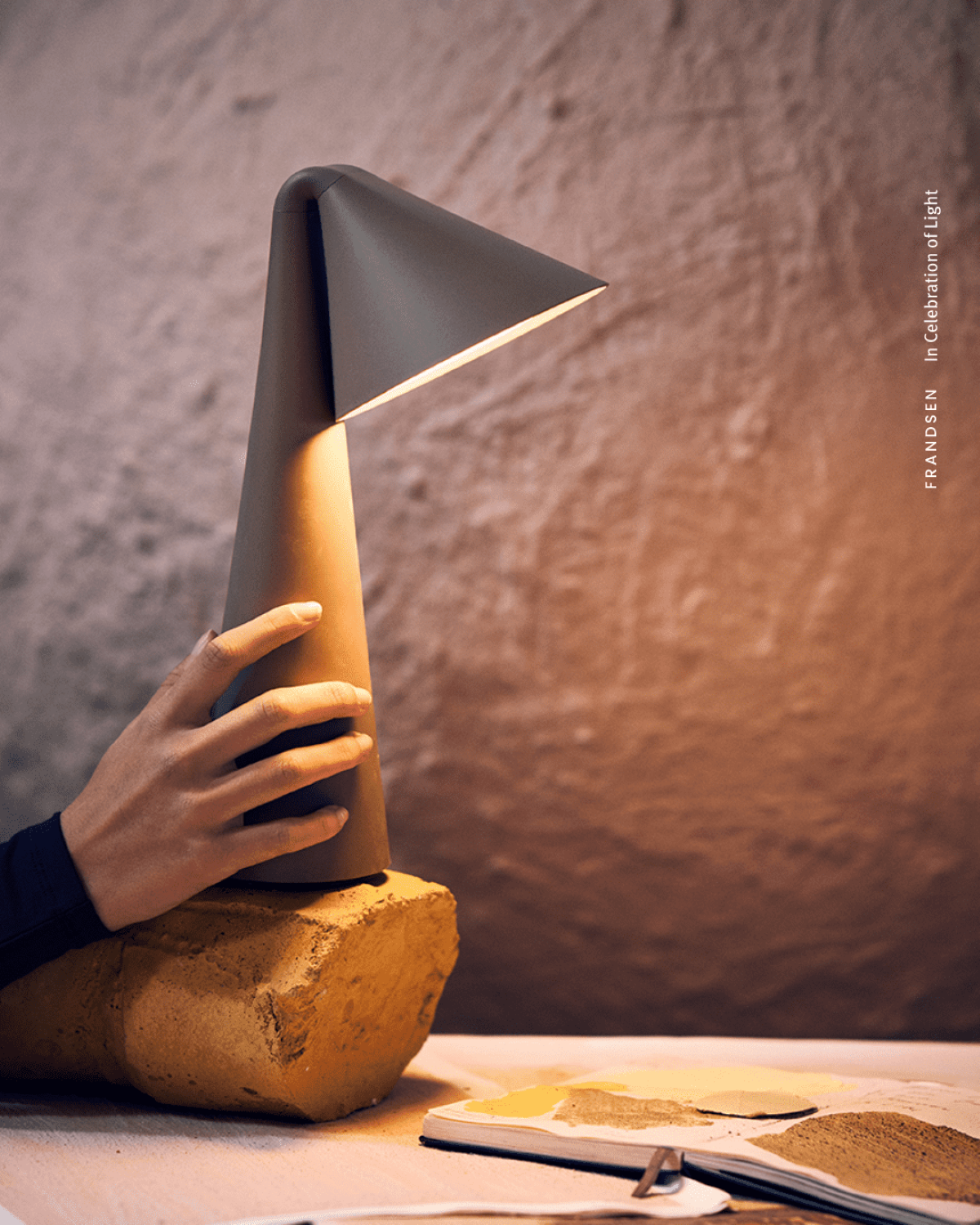 Frandsen Ami Genopladelig bordlampe - Olive Stone