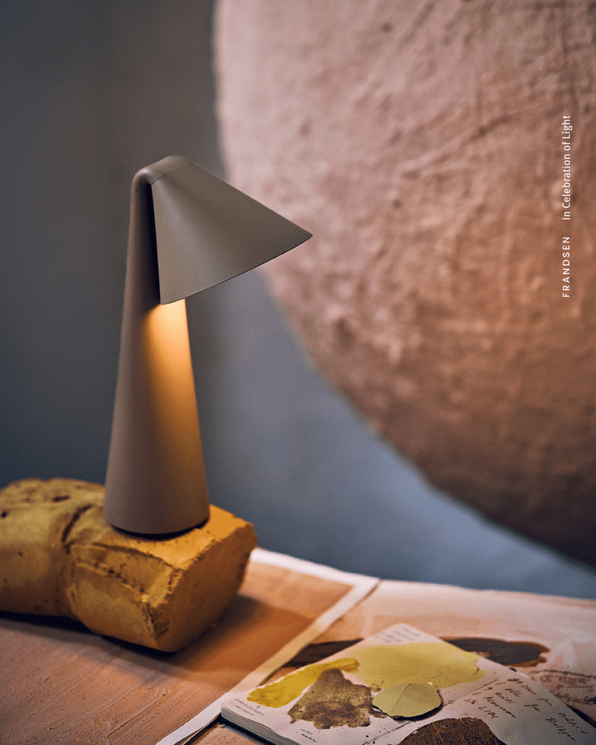 Frandsen Ami Genopladelig bordlampe - Olive Stone