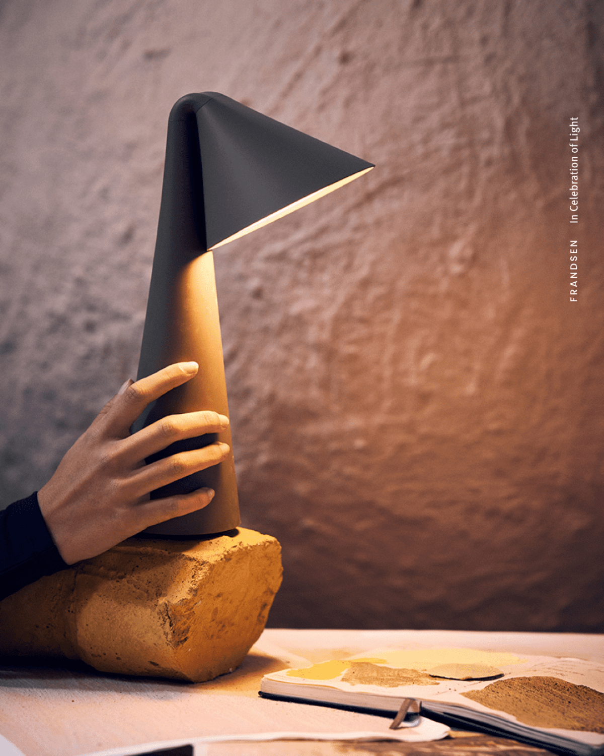 Frandsen Ami Genopladelig bordlampe - Olive Stone