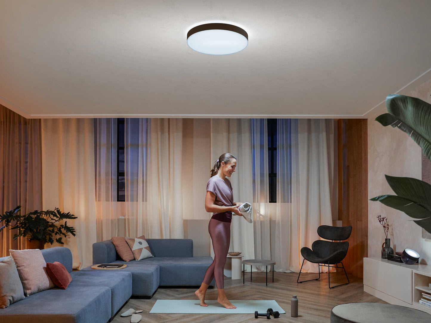 Philips Hue loftlampe i sort i stue - yoga lampe