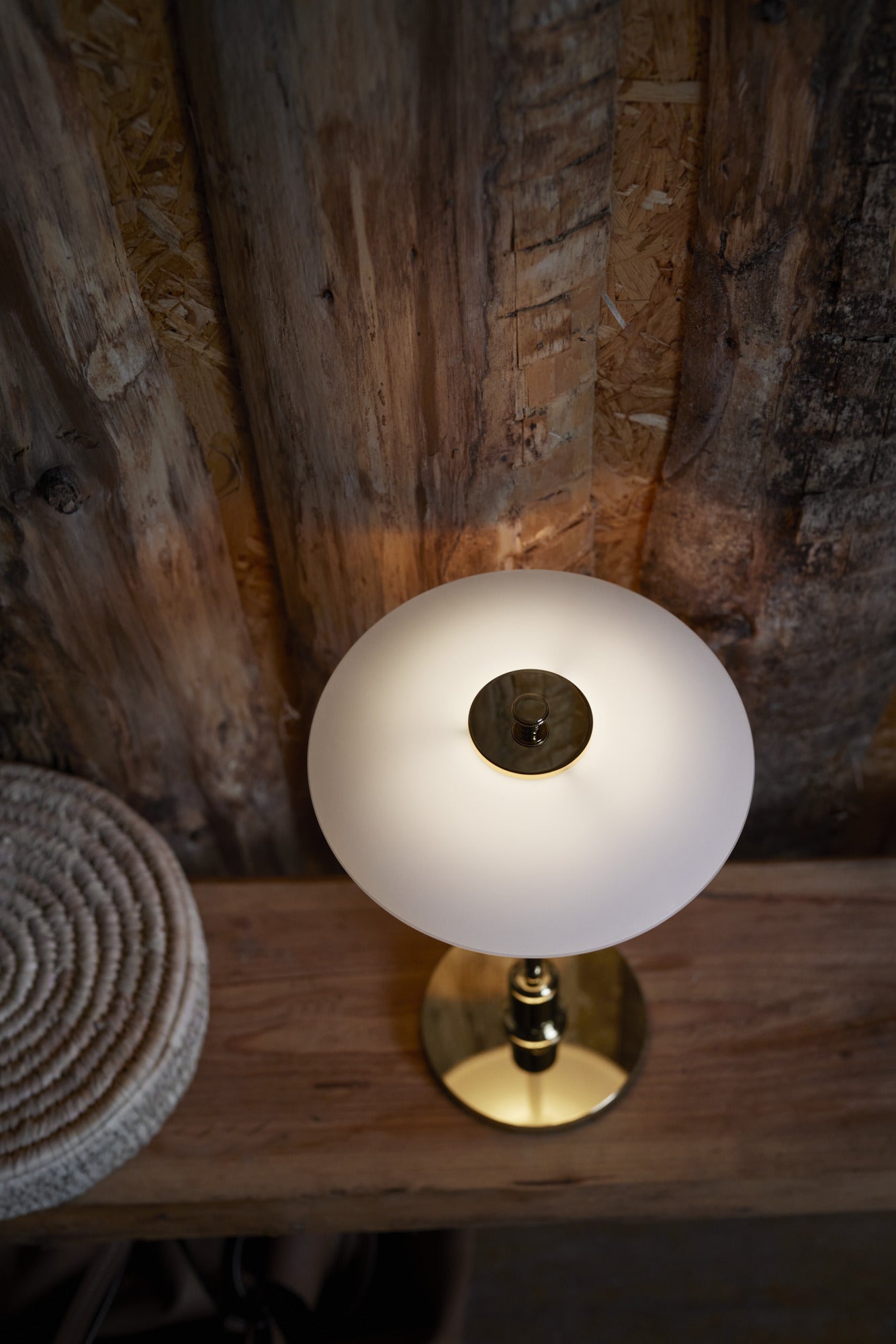 Toppen af en Louis poulsen ph 2/1 bordlampe i brass