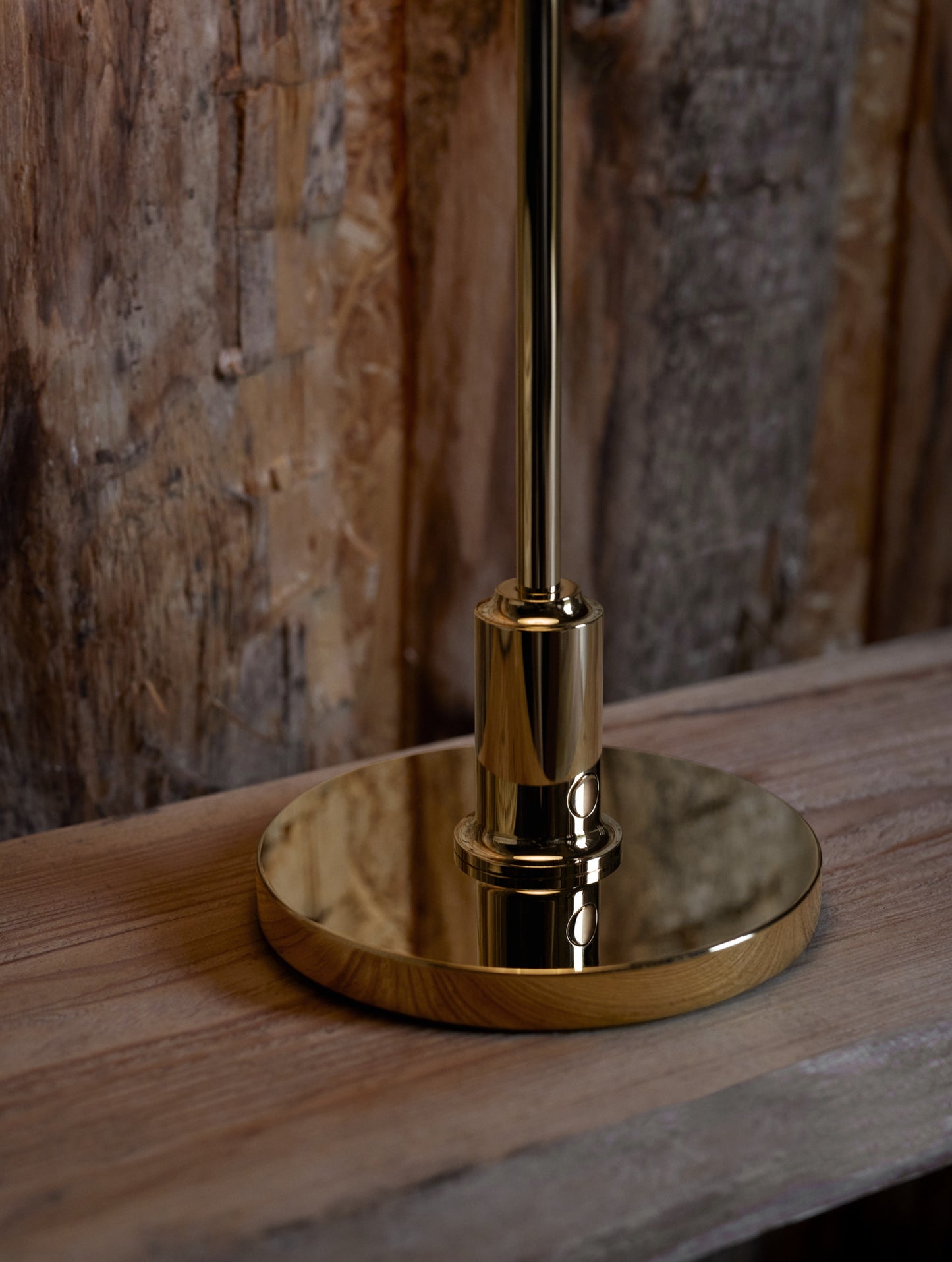 Et nærbillede af foden på en Louis poulsen ph 2/1 bordlampe i brass