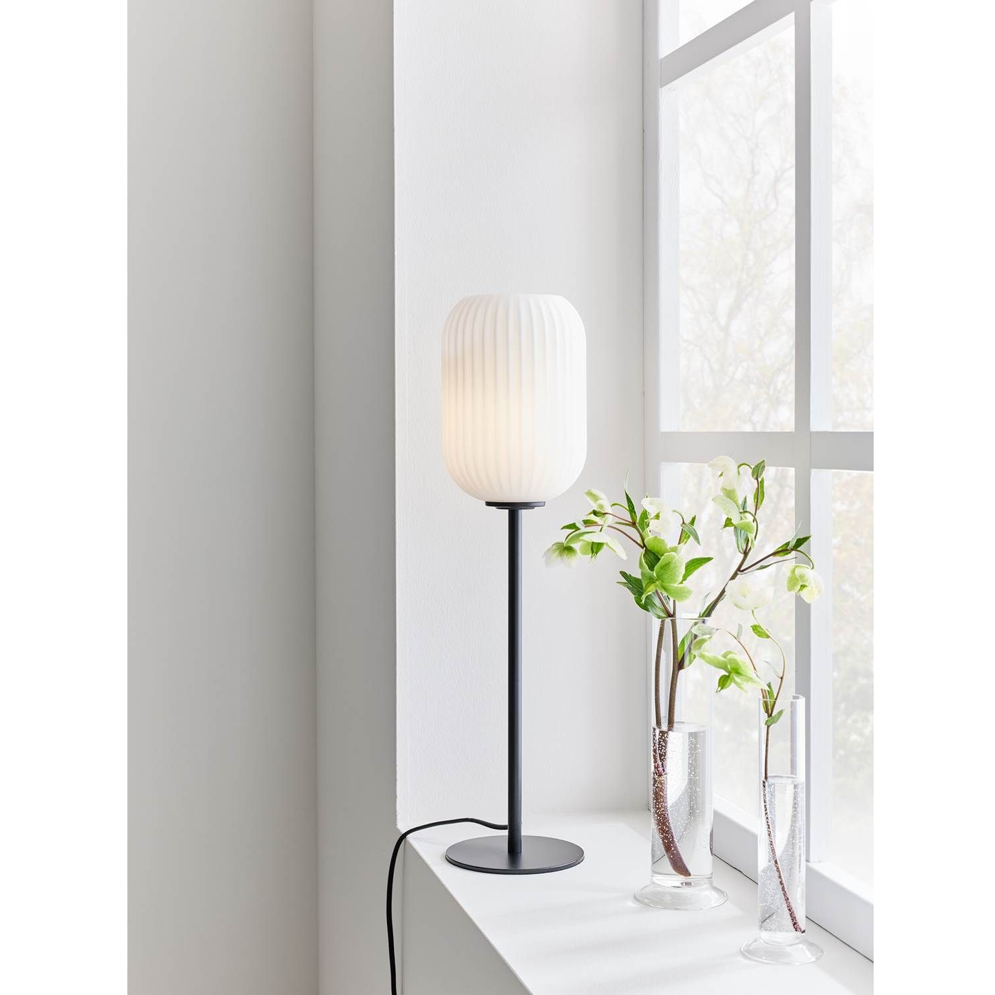 Marksløjd Cava bordlampe riflet opalglas/sort fod