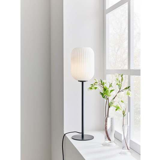 Marksløjd Cava bordlampe riflet opalglas/sort fod