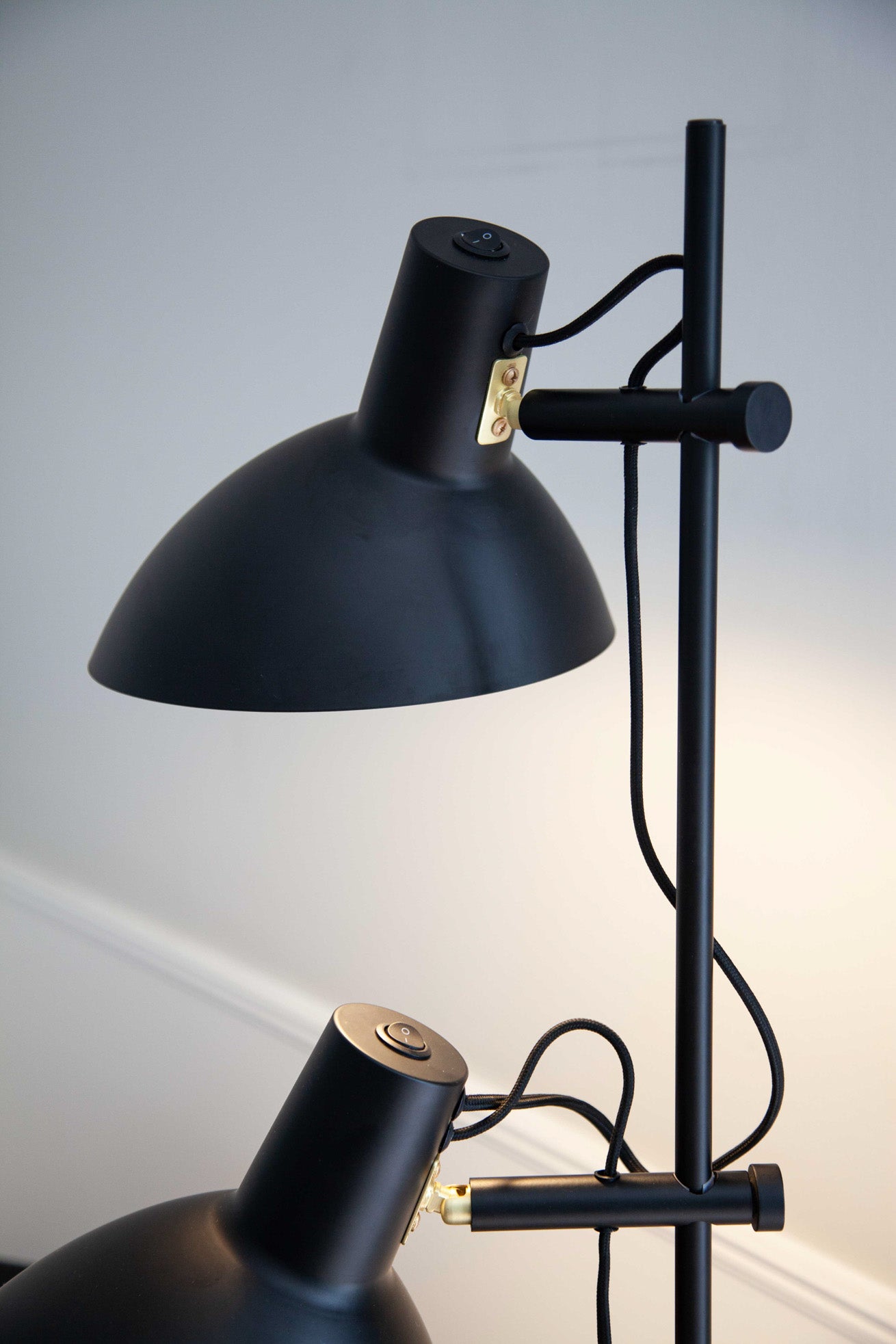 Halo Design Metropole Gulvlampe 2 Lampehoveder - Sort