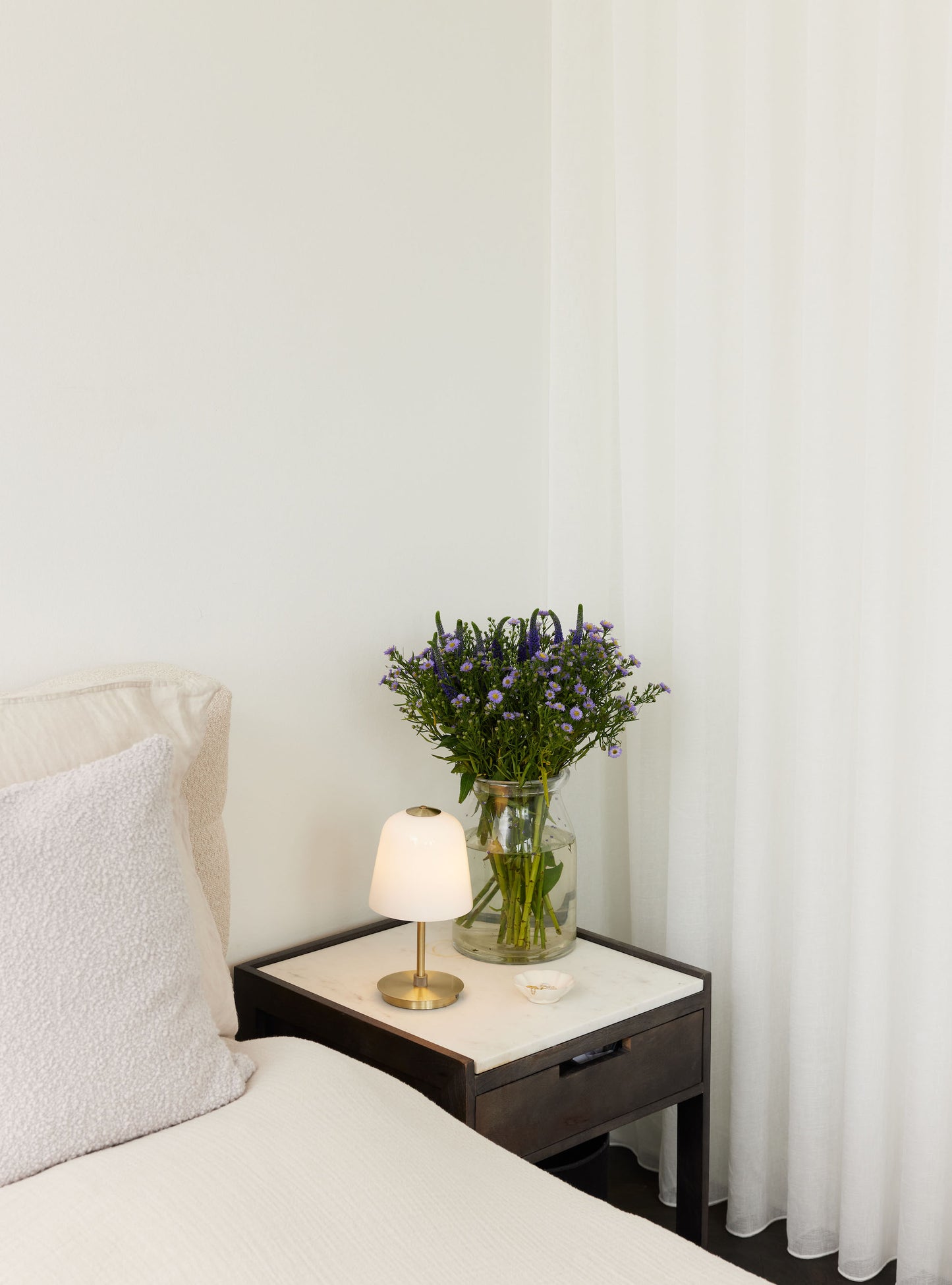 Genopladelige bordlampe i opal glas