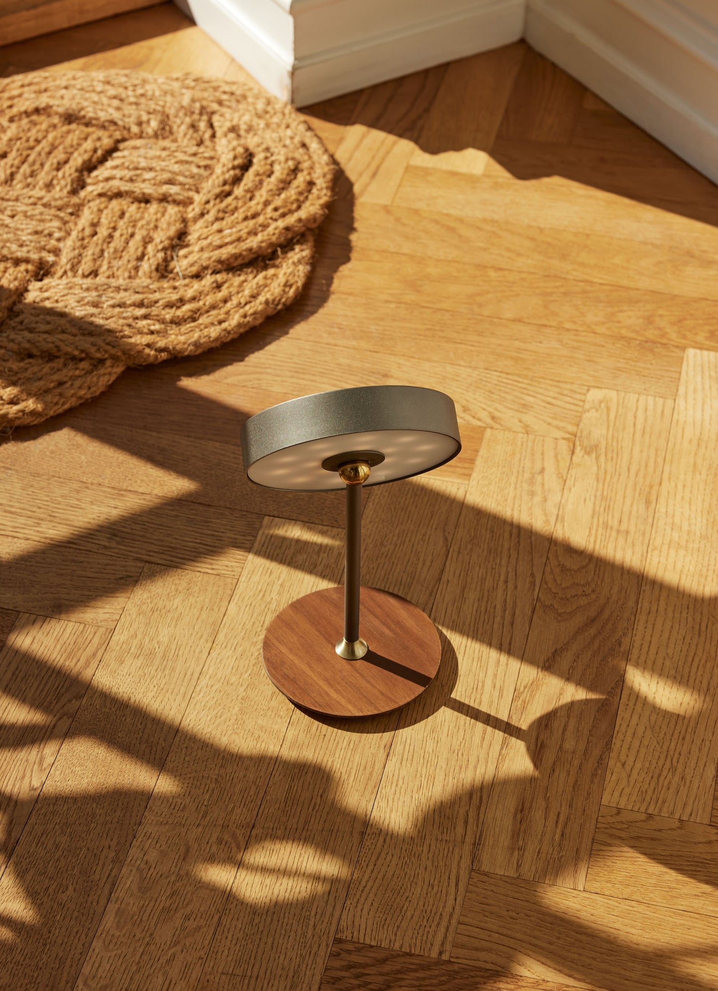 Halo Design - On The Move - batteri bordslampa Ø13 – Antik Mässing