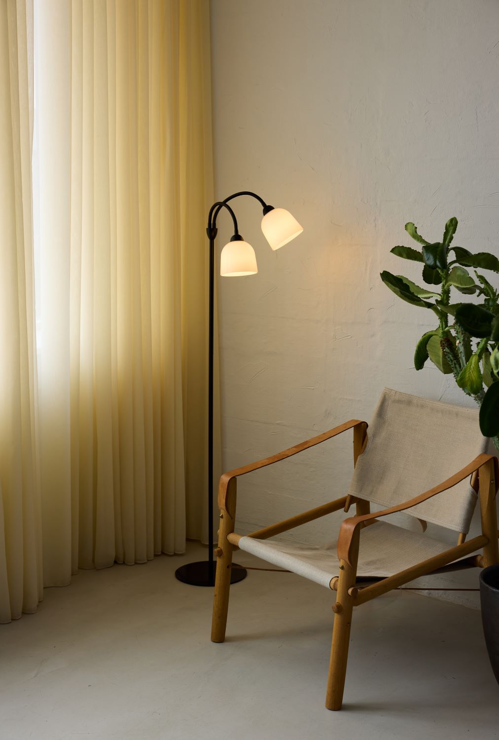 Halo Design sort gulvlampe Glow 2 arm
