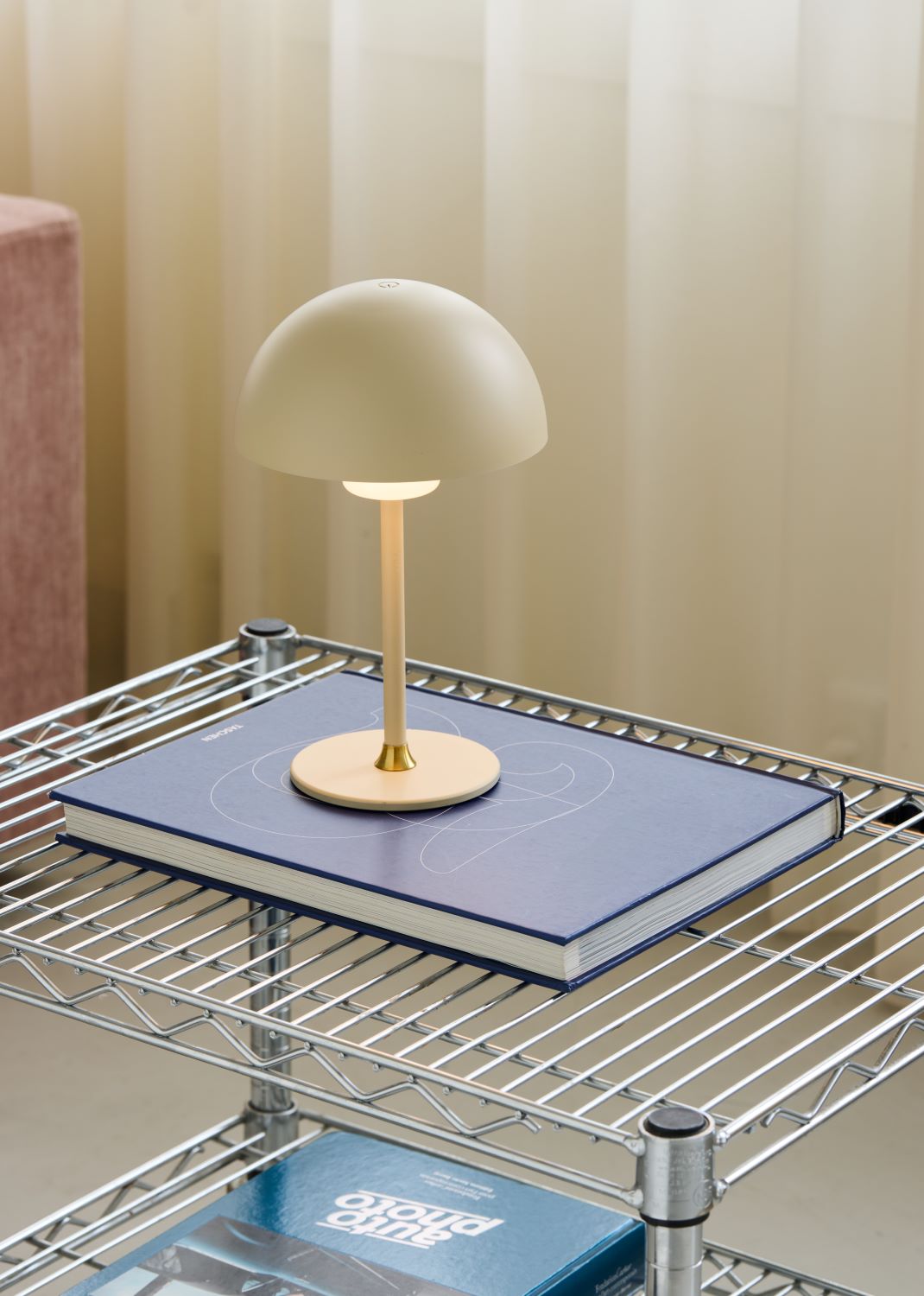 Cremefarvet lampe halo design