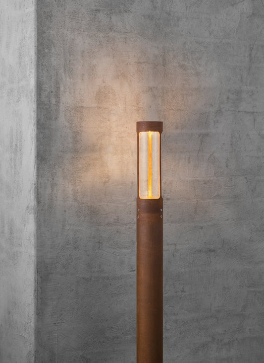 Nordlux Helix havelampe i Corten op ad mur