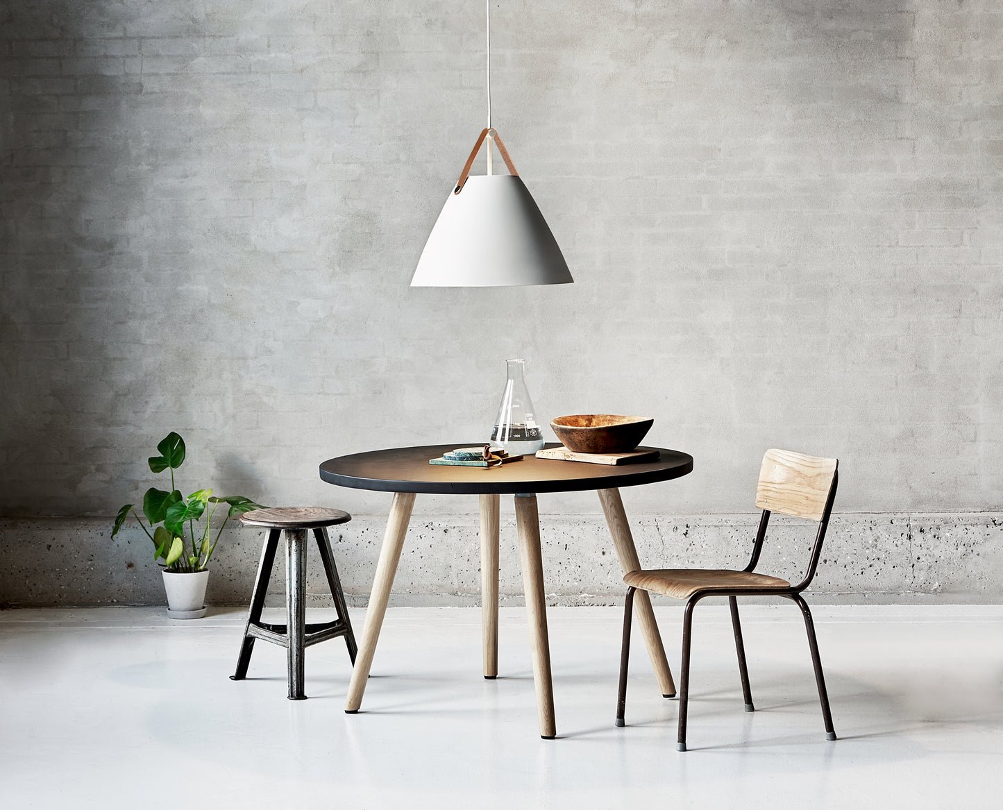 Stor Strap 48 pendel i hvis fra Design for the people - stor billig spisebordslampe