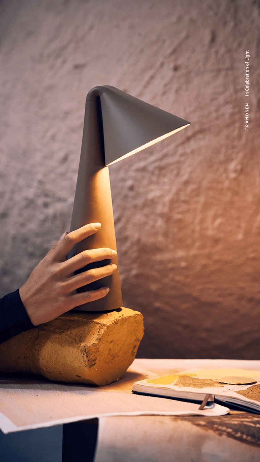 Frandsen Ami Genopladelig bordlampe - Olive Stone