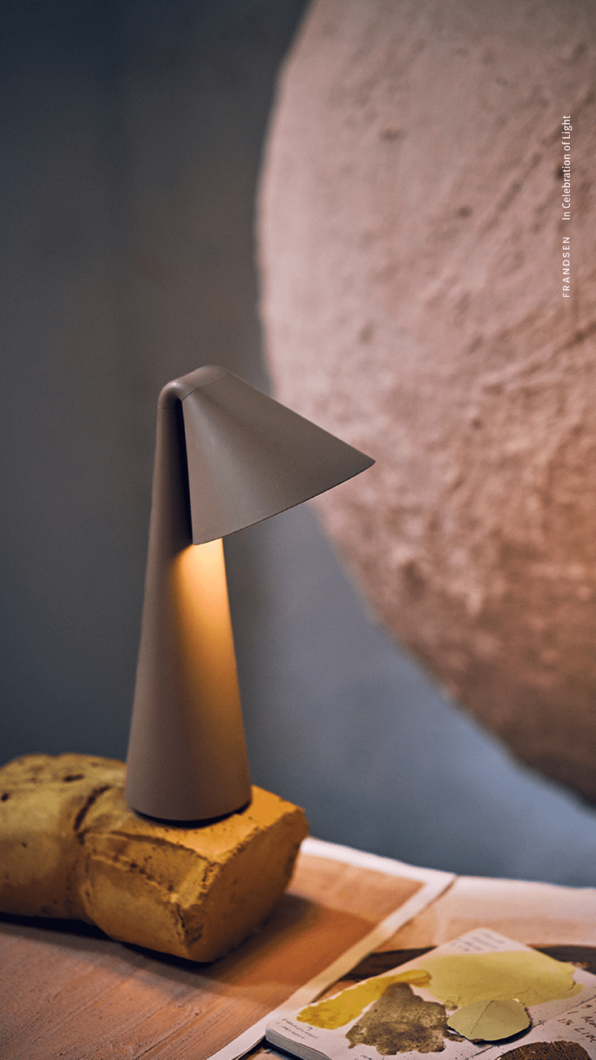 Frandsen Ami Genopladelig bordlampe - Olive Stone