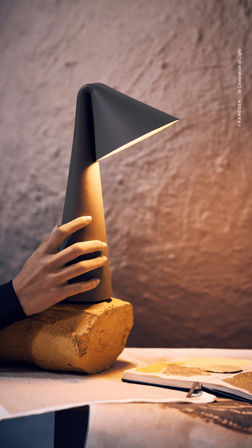 Frandsen Ami Genopladelig bordlampe - Olive Stone