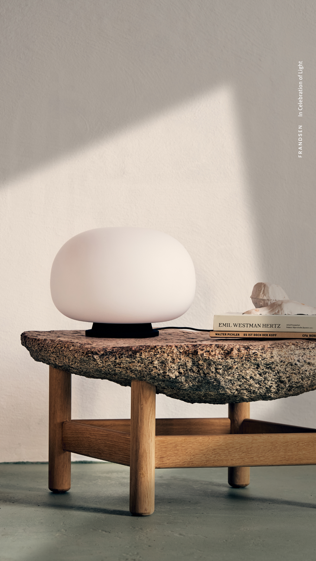 Frandsen Supernate Bordlampe Ø28 - Opal hvid/Sort