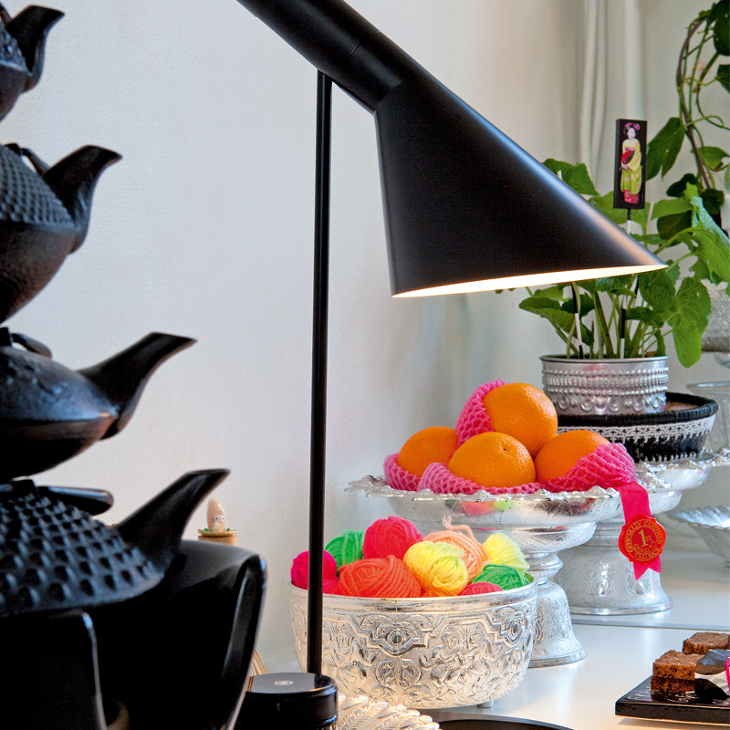 Sort Aj bordlampe fra Louis Poulsen, kan bestilles hos lampeexperten