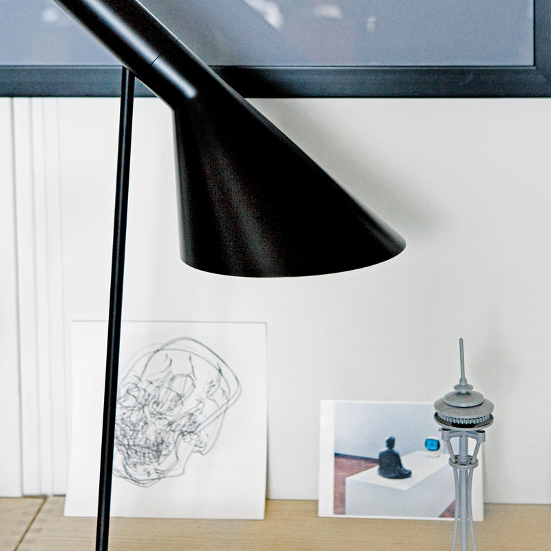 Sort aj bordlampe på skrivbord
