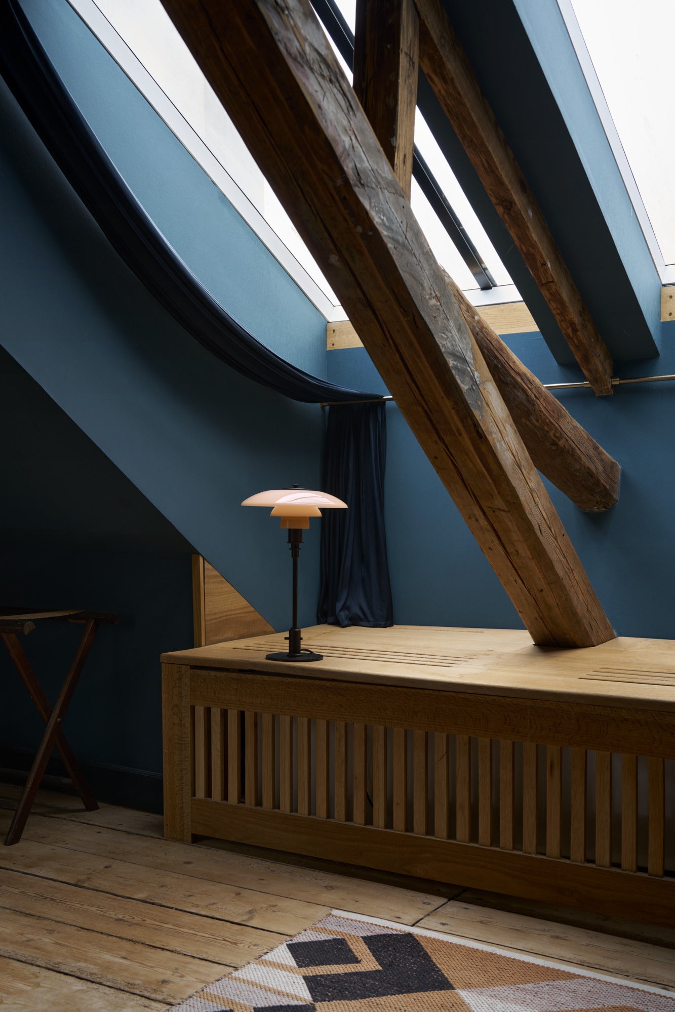 Blændfrit og varmt lys fra PH 3/2 Dusty Terracotta bordlampe – eksklusiv Louis Poulsen Limited Edition 2025 designet af Poul Henningsen.