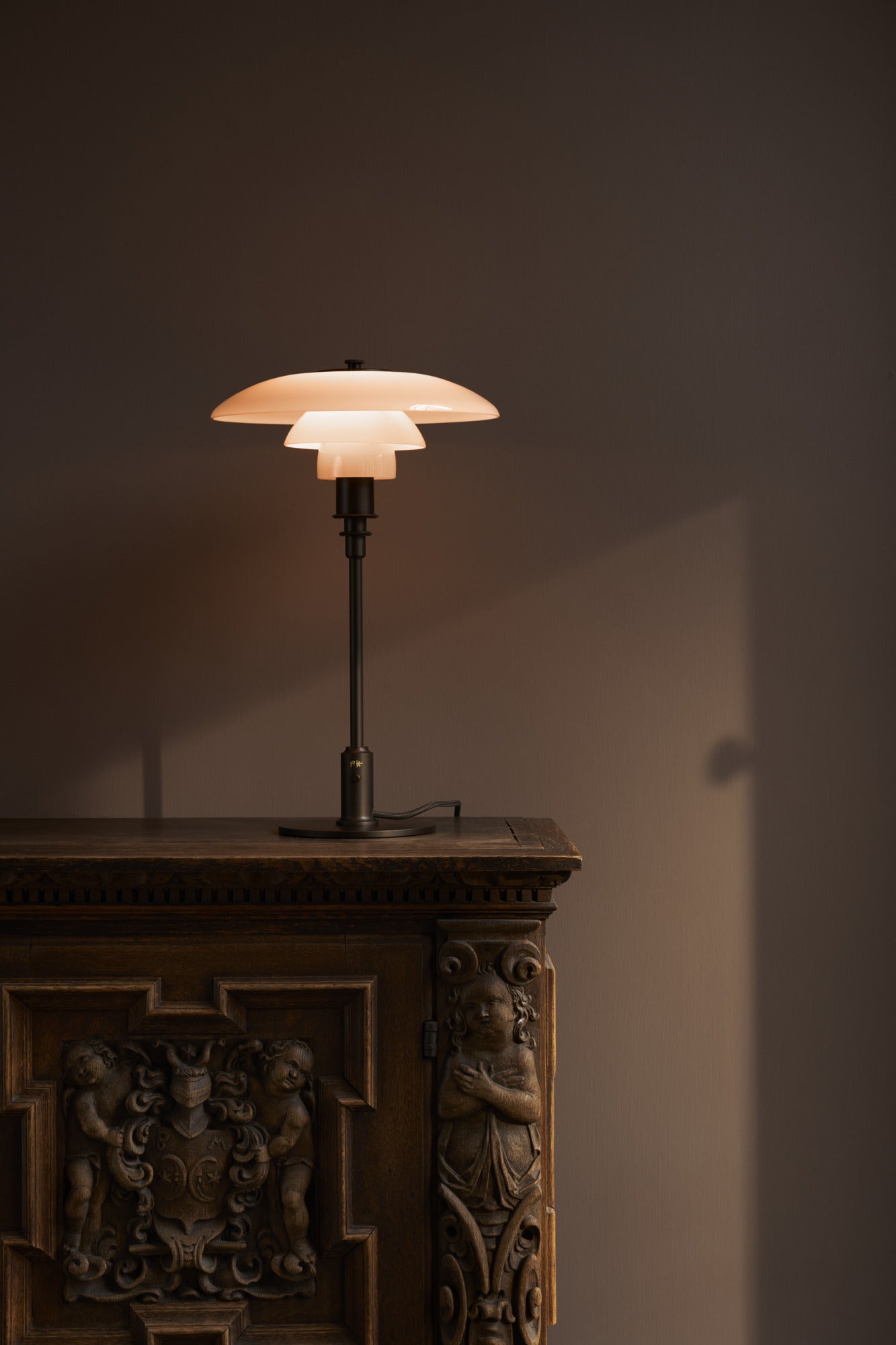 Louis Poulsen PH 3/2 Dusty Terracotta bordlampe Limited Edition 2025 i mundblæst glas og bruneret messing, designet af Poul Henningsen