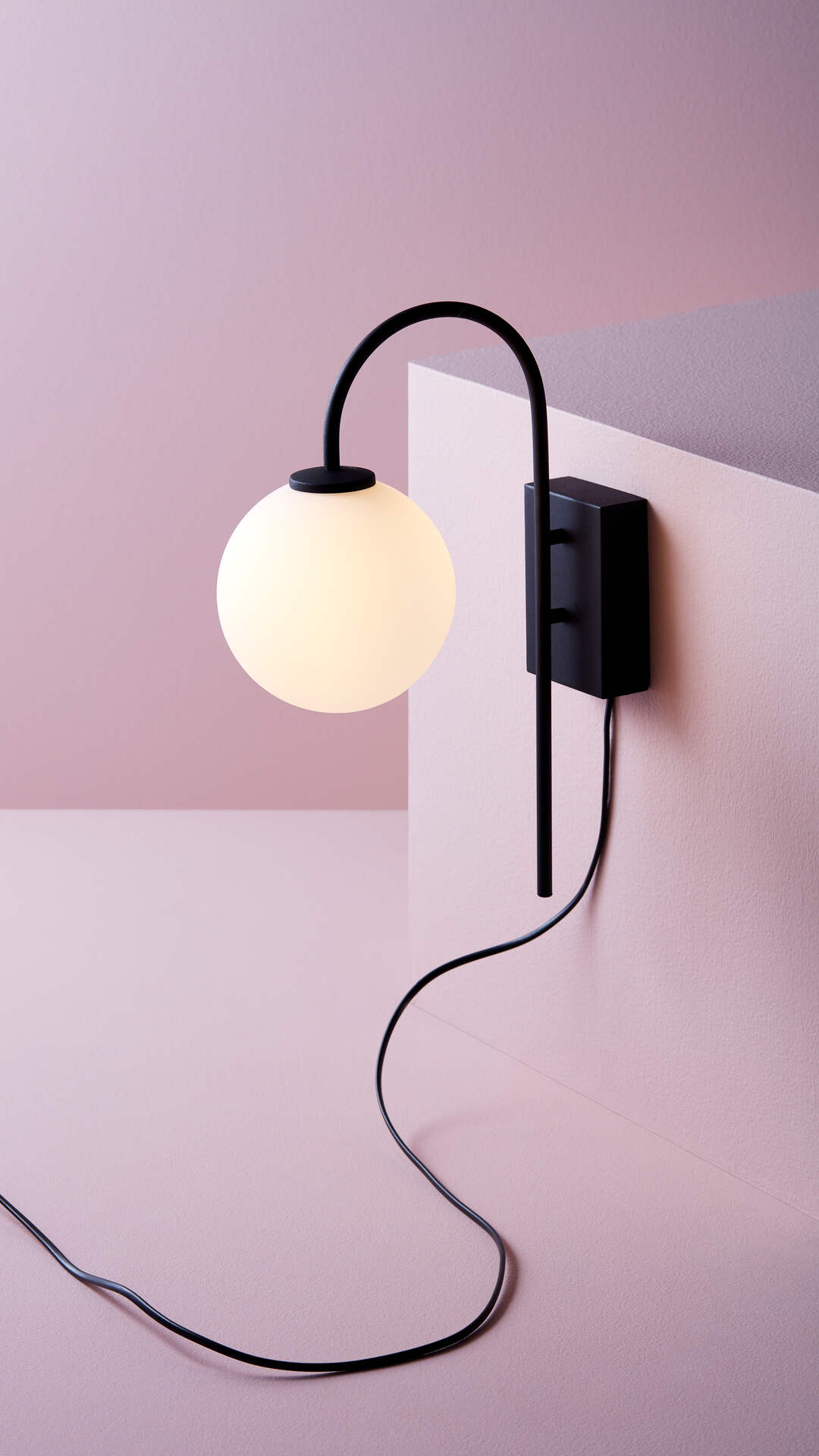 Herstal Ballon vägglampa satin mässing G9