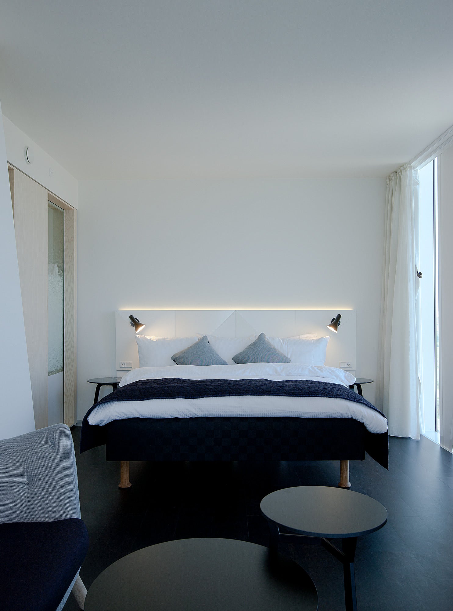 Kompakt og moderne Dyberg Larsen DL12 Væglampe