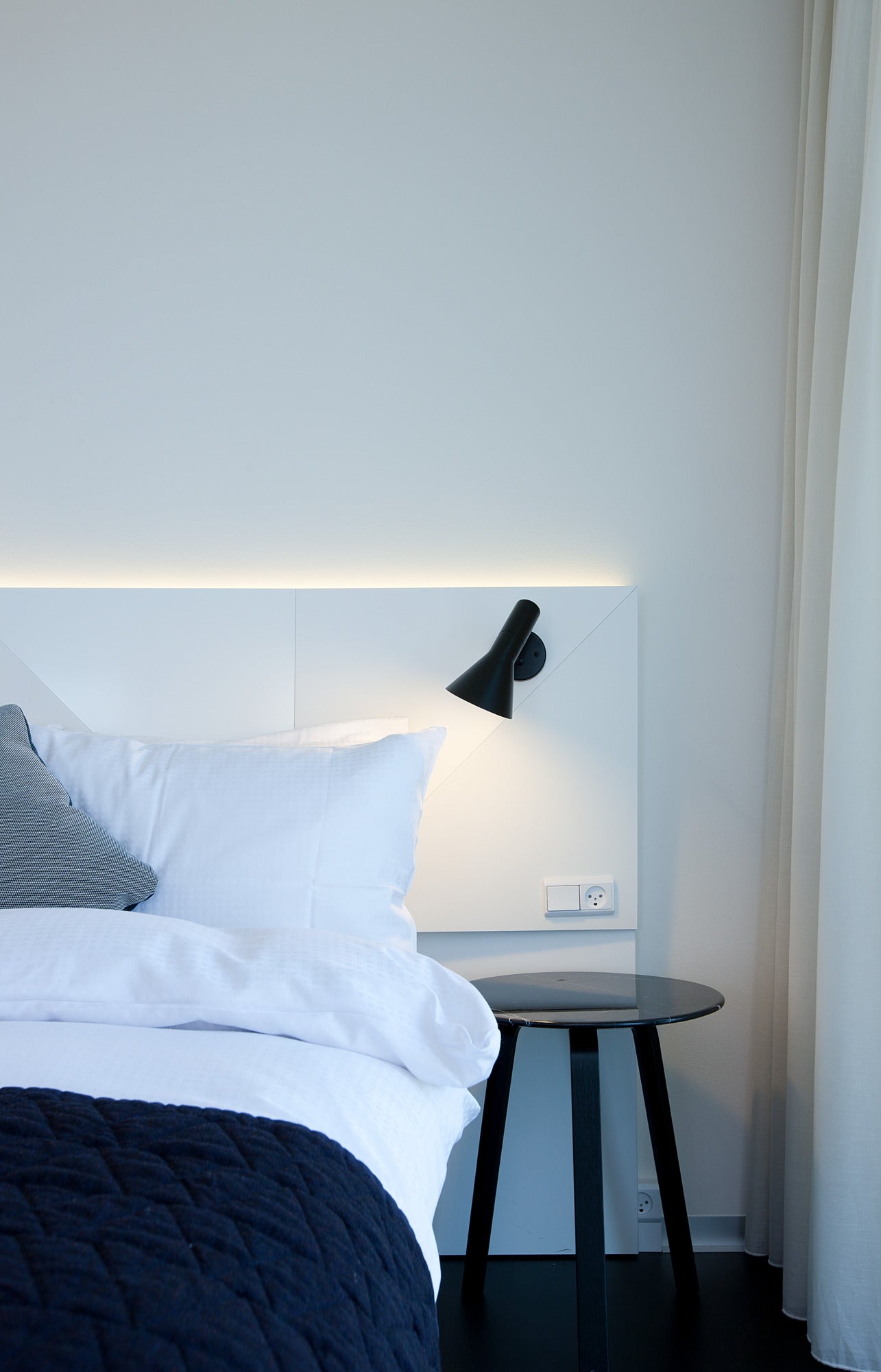 Kompakt og moderne Dyberg Larsen DL12 Væglampe