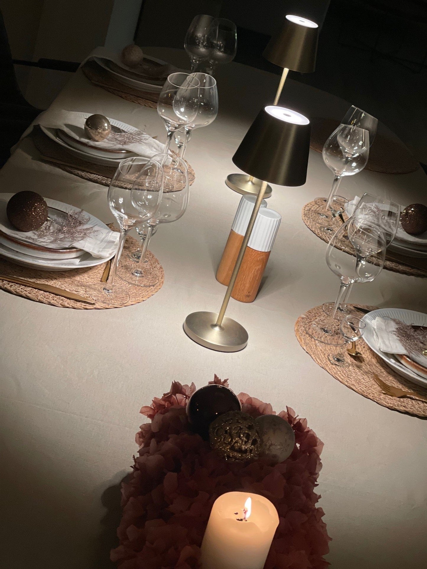 Calida messing wireless på spisebord