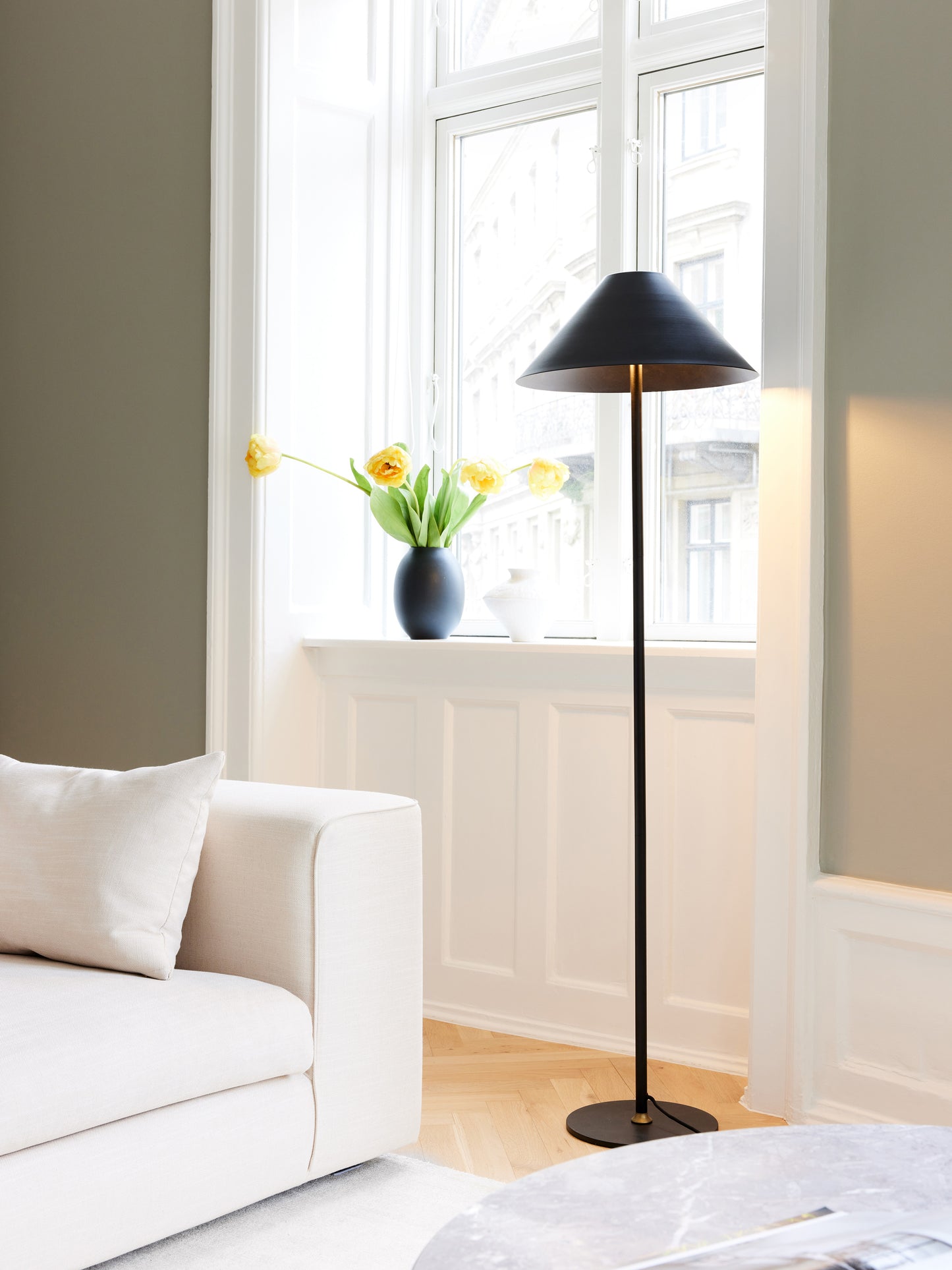 Halo Design Hygge golvlampa Ø40 140cm - Grafitsvart