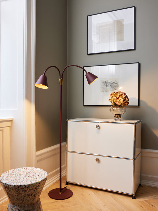 Halo Design Hygge gulvlampe 2 arme - Maroon