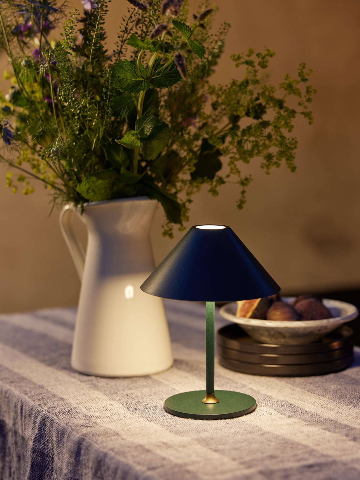 Grøn hygge bordlampe fra Halo Design på havebord