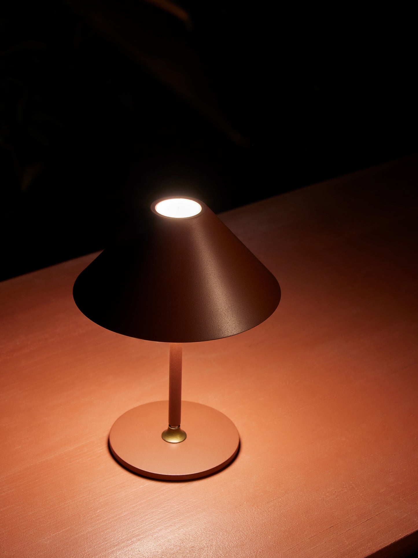 Genopladelig hygge bordlampe i rød