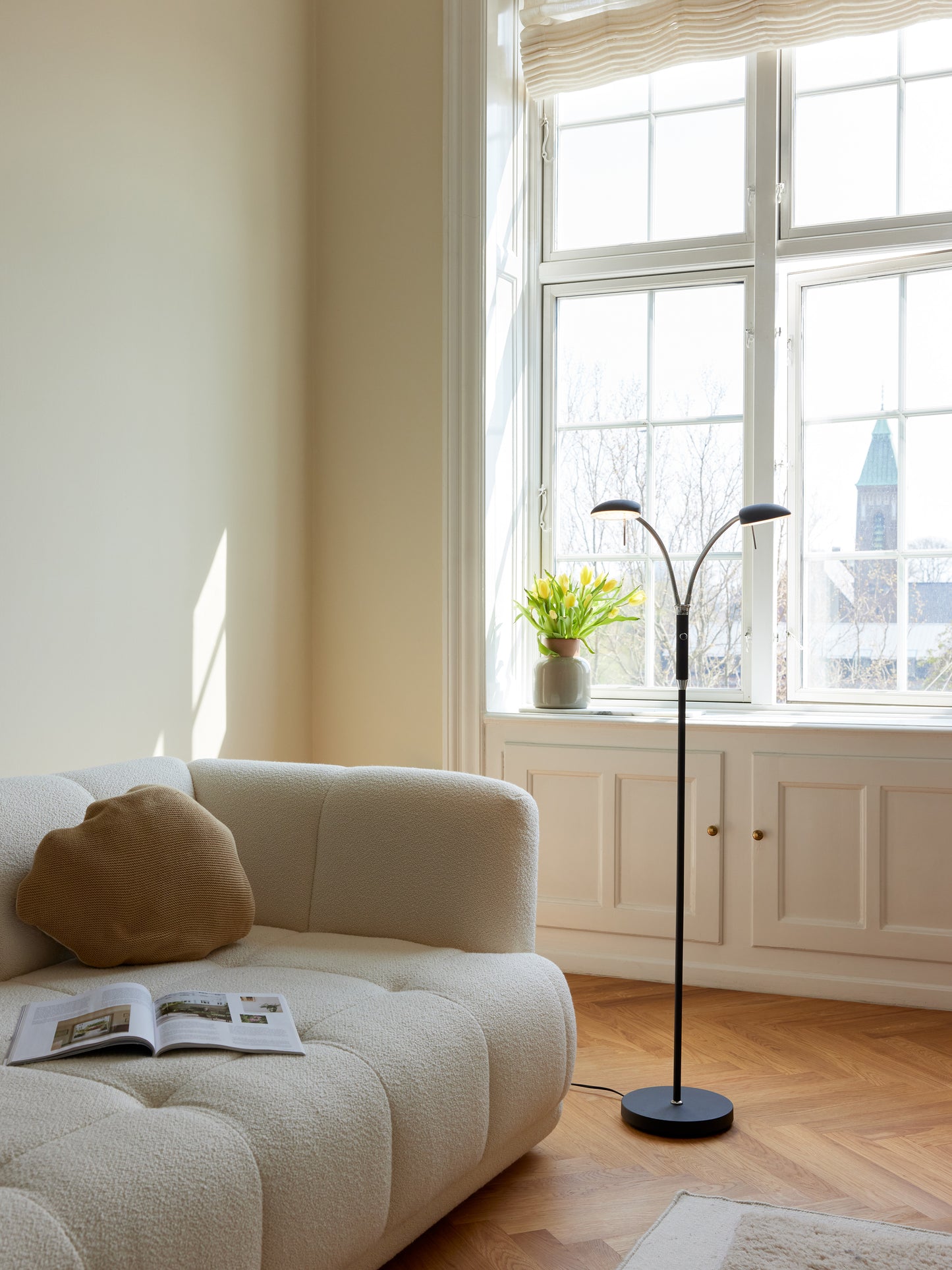 Halo Design Vegas LED-golvlampa 2 lamphuvuden - Svart