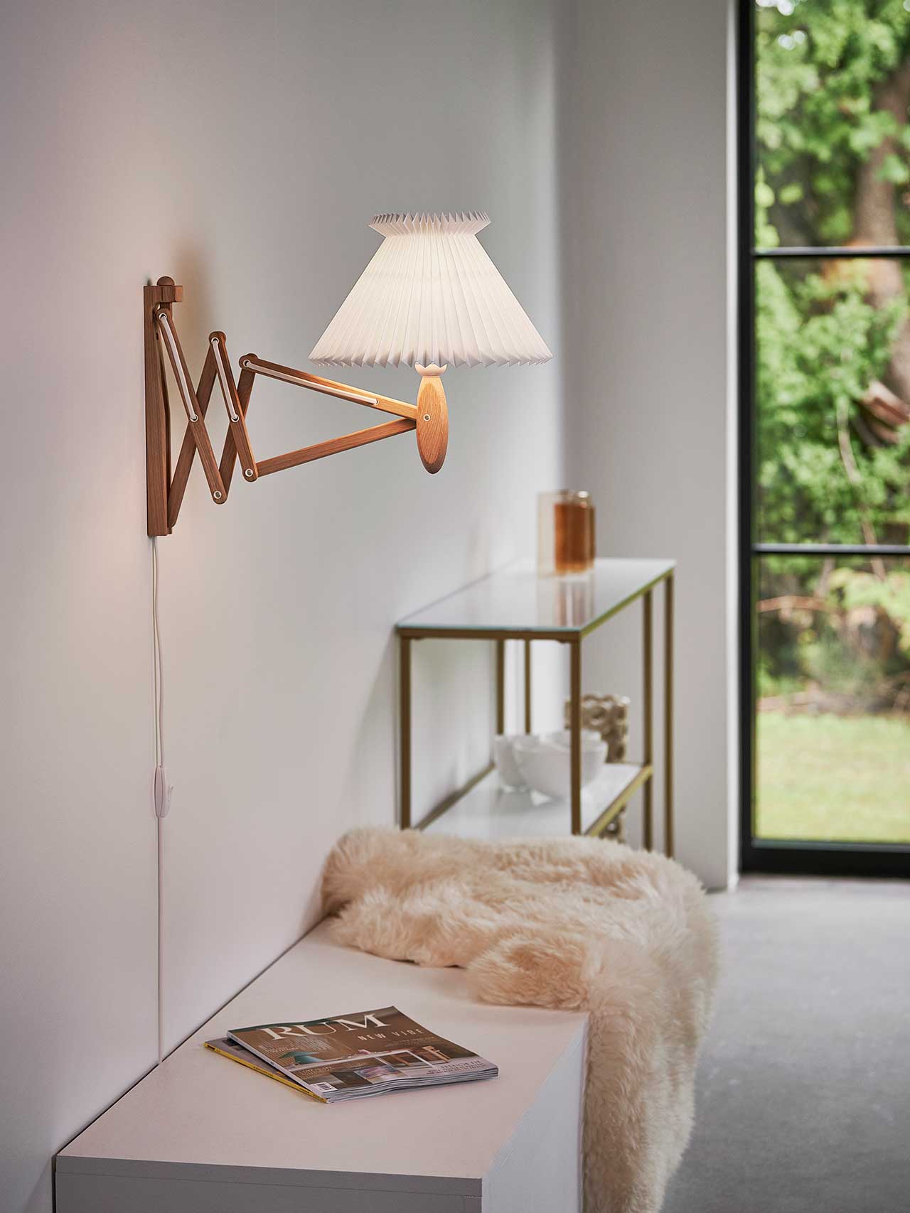 LE Klint saxlampe i stue miløj opadvendt