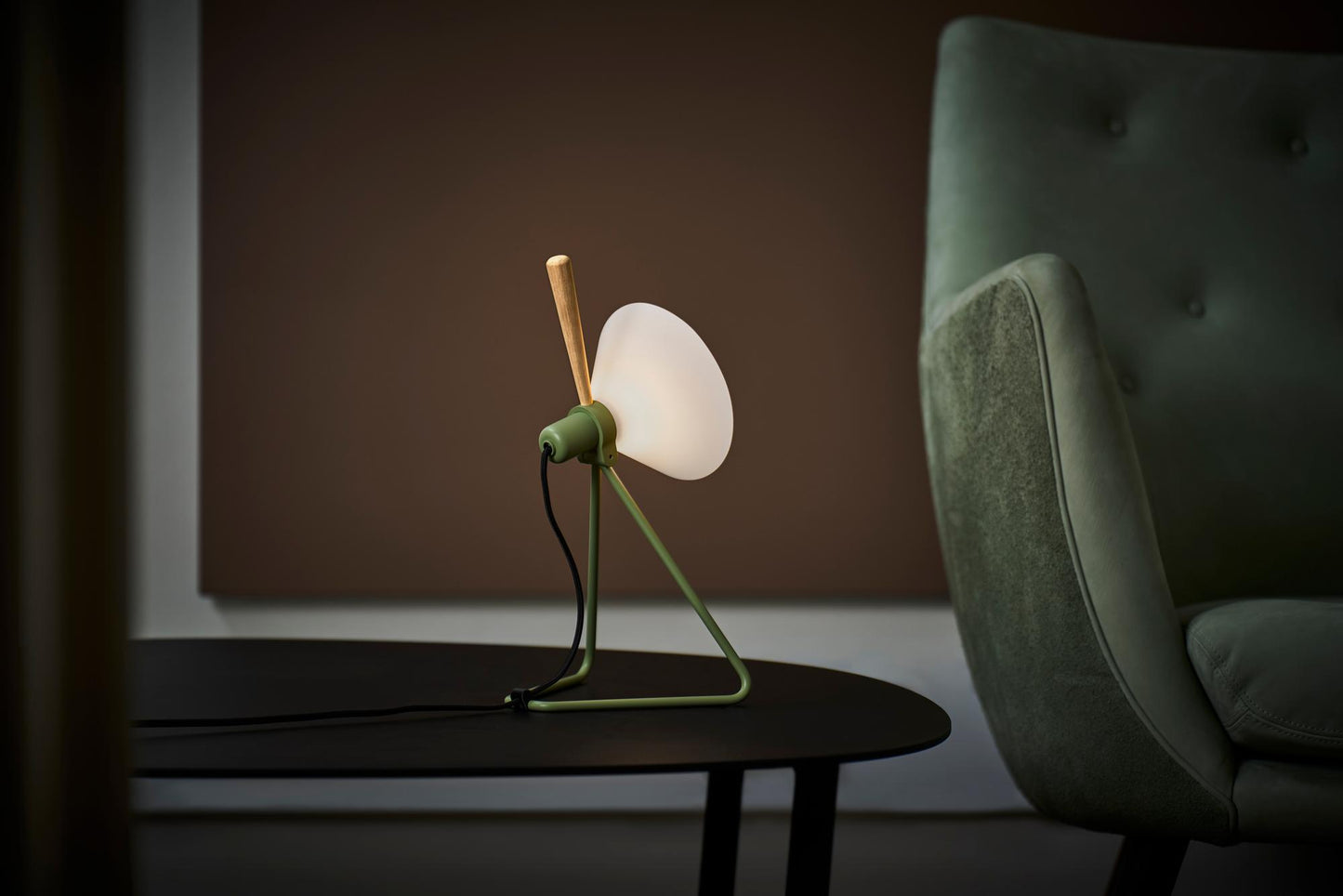 Le Klint 356 Bord/væg lampe SPOT Oliven grøn Eg